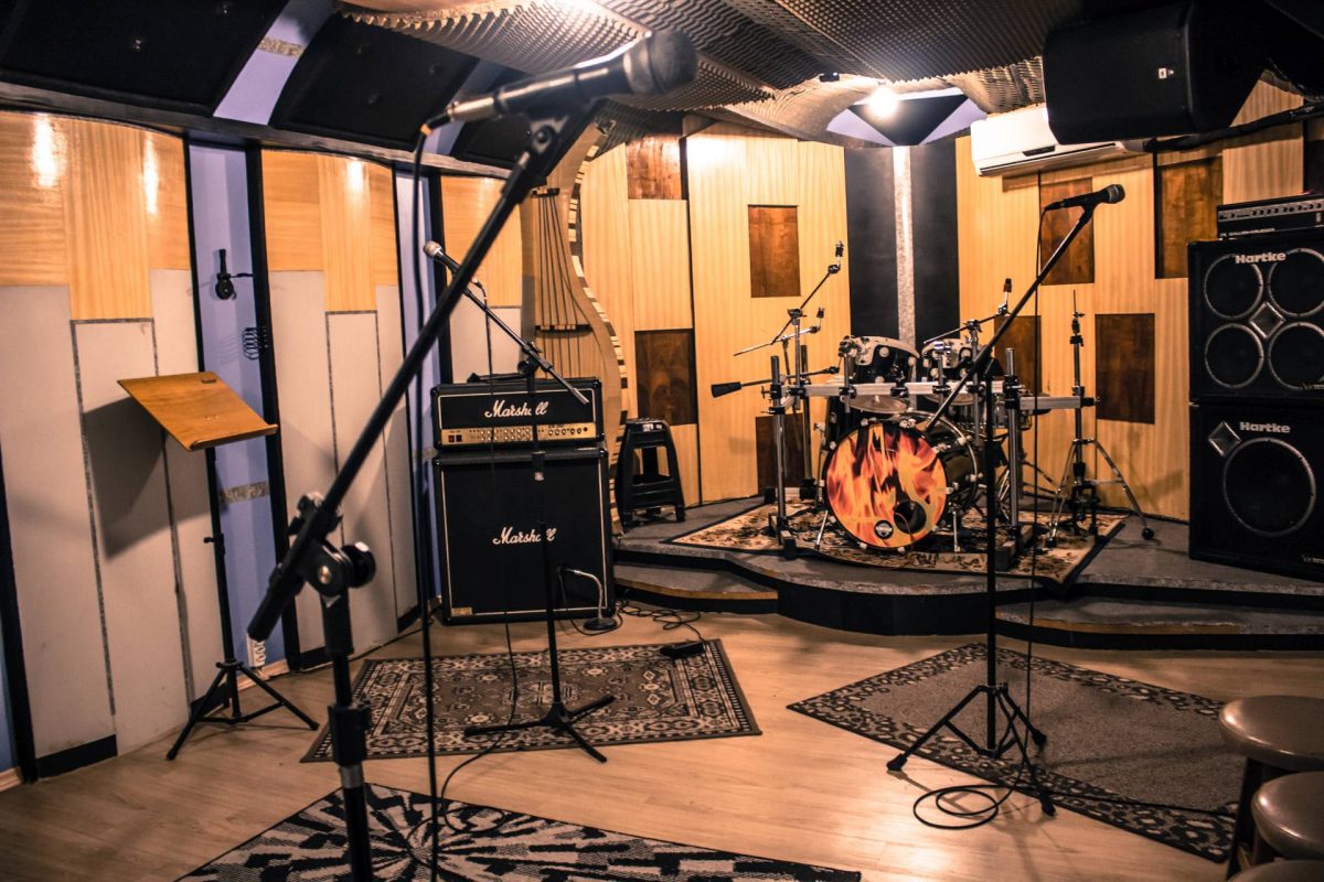 Sala VIP com bateria, amplificadores e microfones